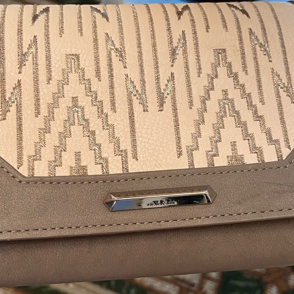 Stella & Dot Taupe Hello Gorgeous Crossbody Grey Wallet - Picture 14 of 16